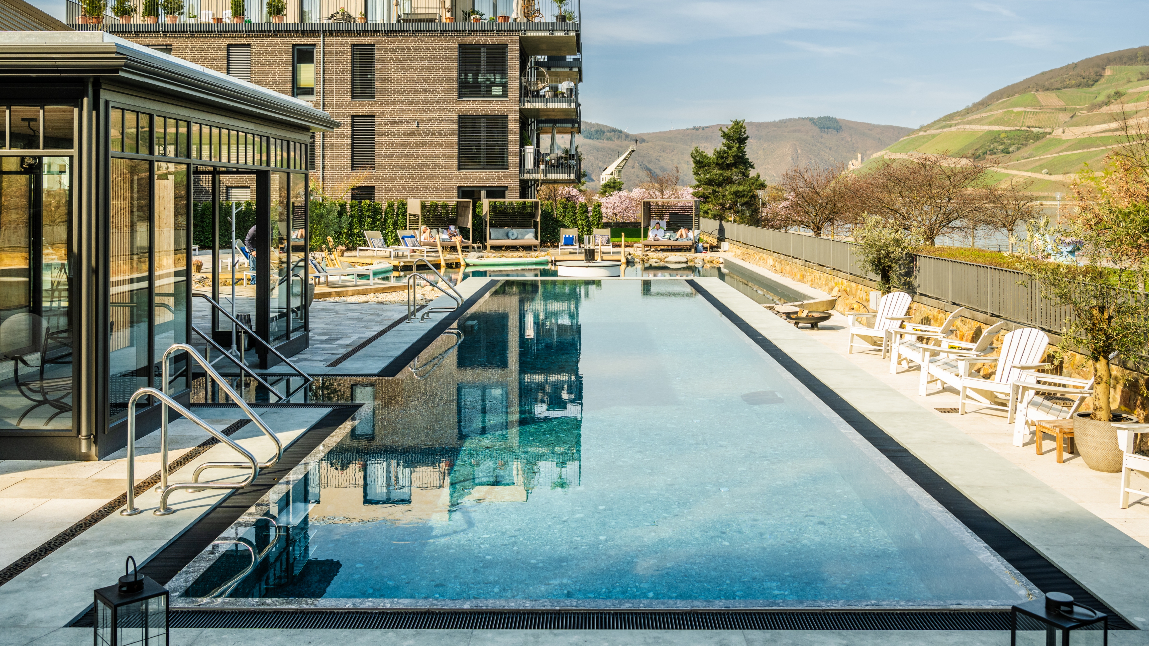 Gebäudetechnik für Hotels und Freizeitimmobilien: komfortabel, hygienisch, effizient.Urheber: Dominik Ketz Quelle: Hotel Papa Rhein Bild eines eines Pools des Hotels Papa Rhein in Bingen. Urheber: Dominik Ketz Quelle: Hotel Papa Rhein