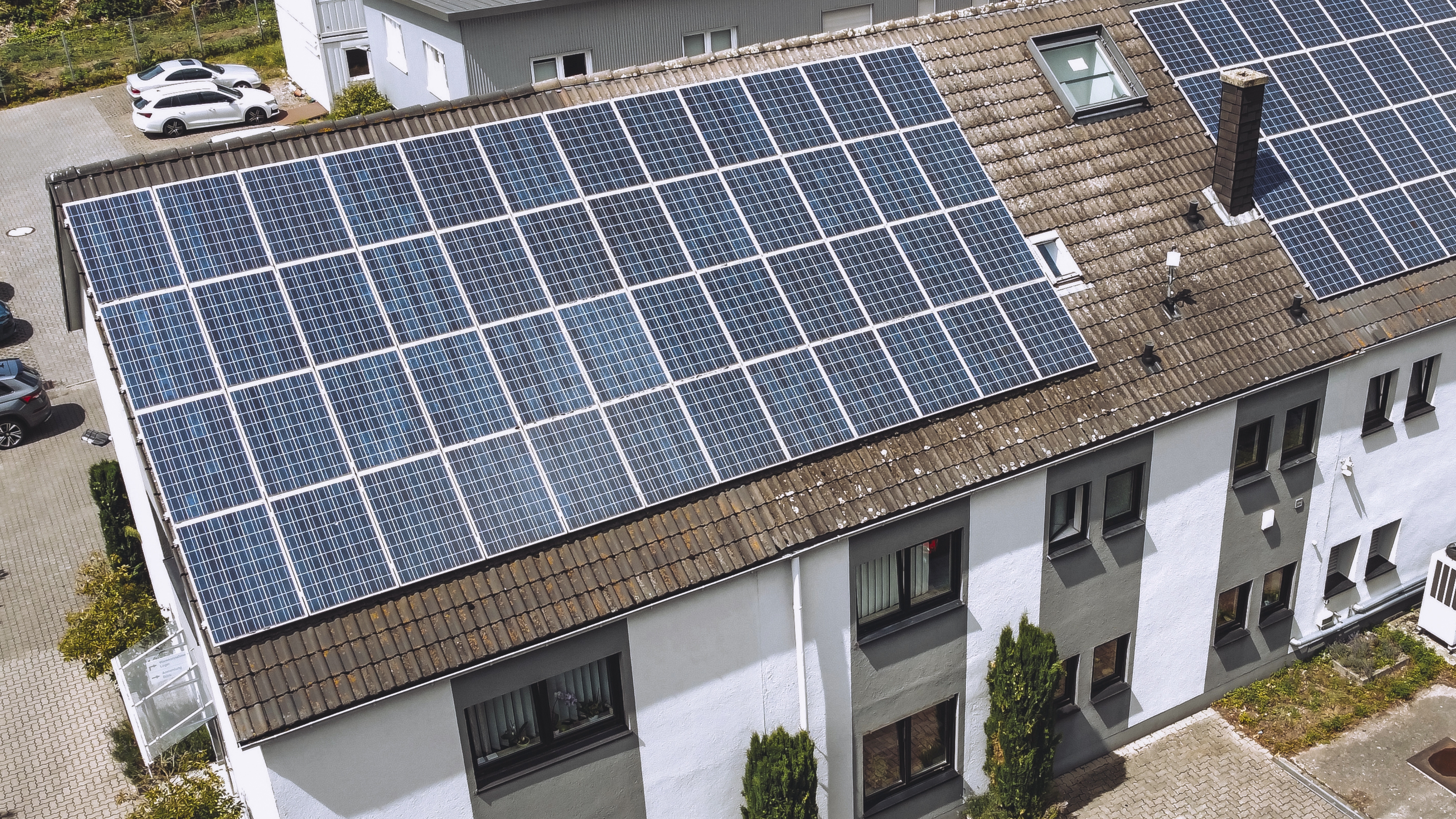 Solarpanele auf einem Dach aus der Vogelperspektive