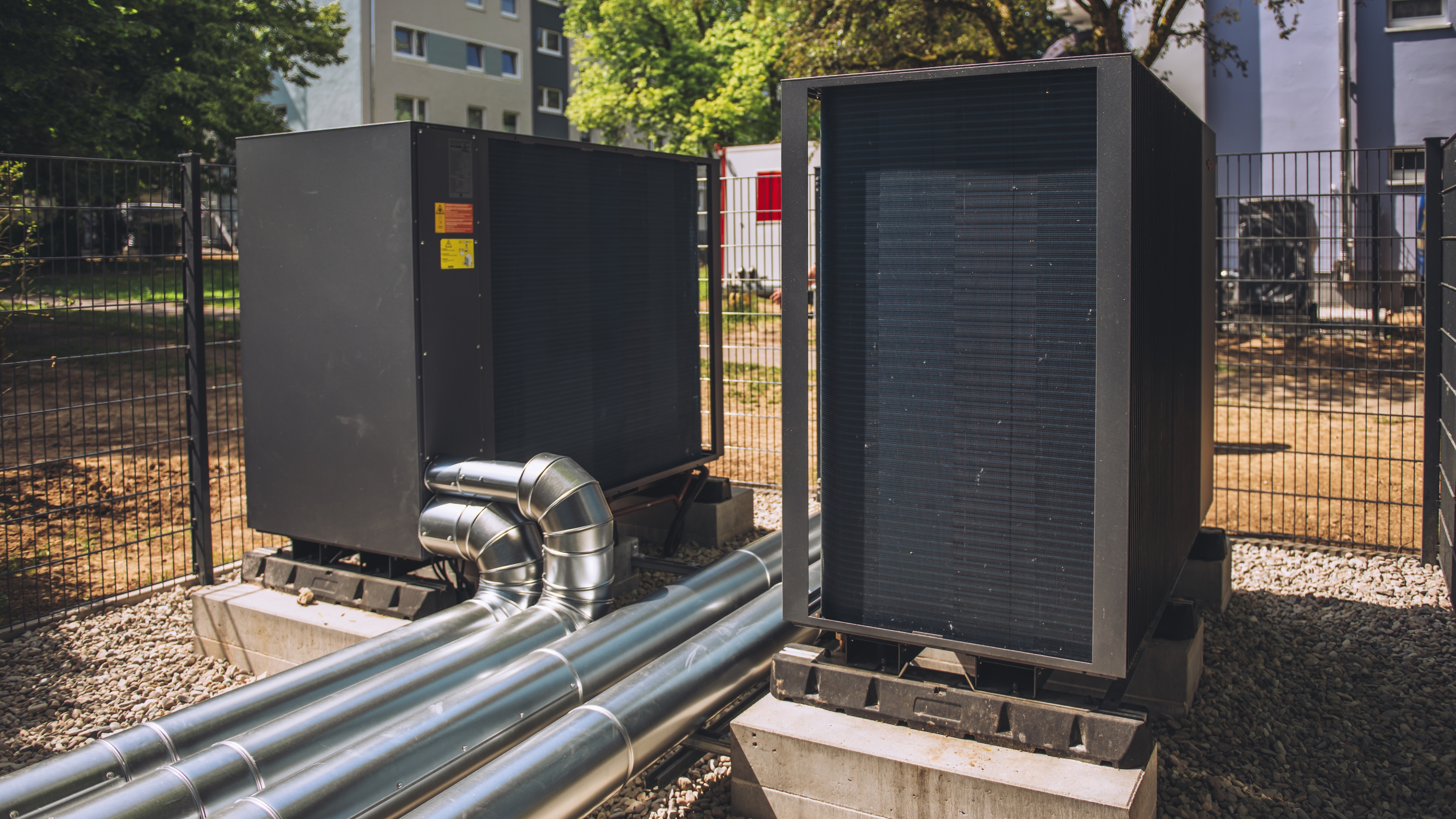 Wärmepumpe: zukunftssicher heizen mit erneuerbarer Energie Große, schwarze Wärmepumpen-Anlage