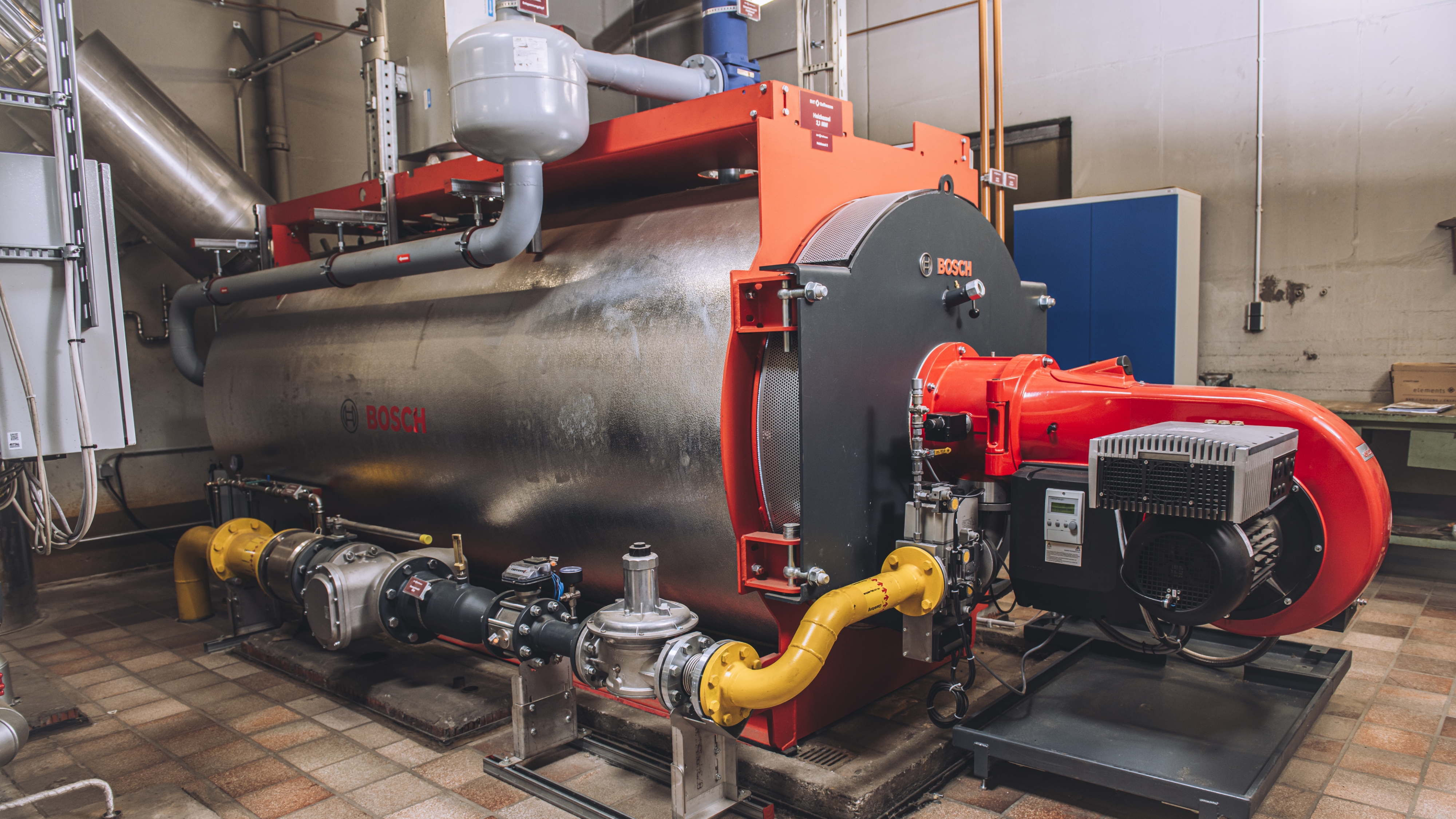 Heiztechnik: wirtschaftlich, versorgungssicher und normkonform Große Heizanlage von Bosch in einem Keller