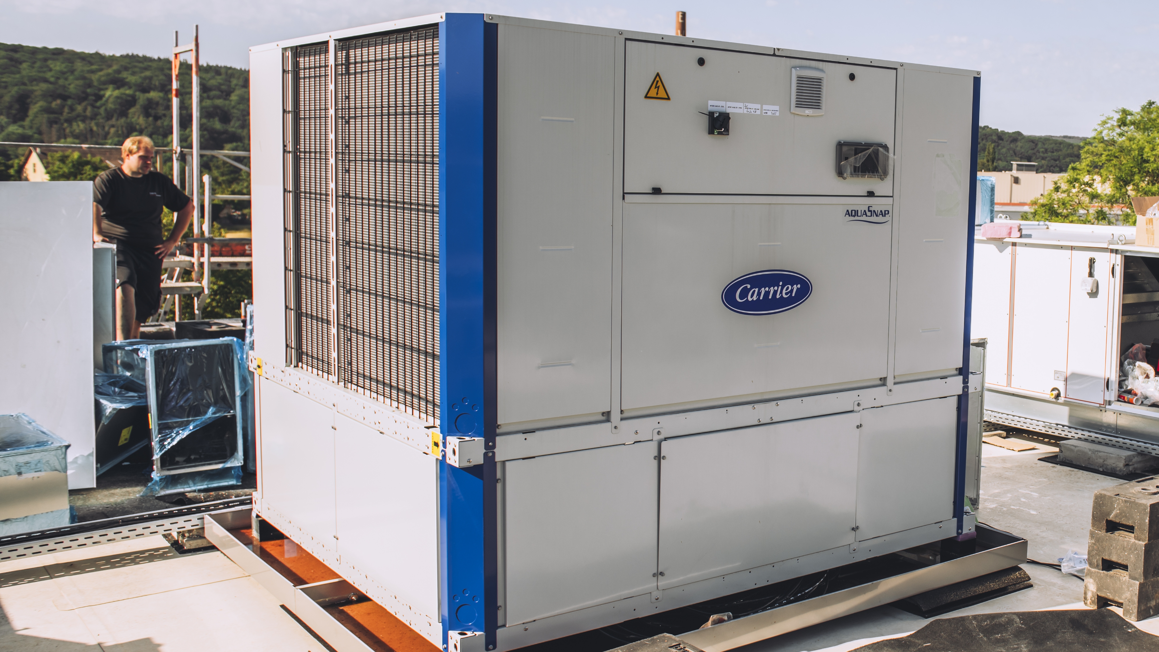 Kältetechnik: energieeffizient, präzise und zukunftssicher Große Klimaanlagen-Gerät auf einem Dach