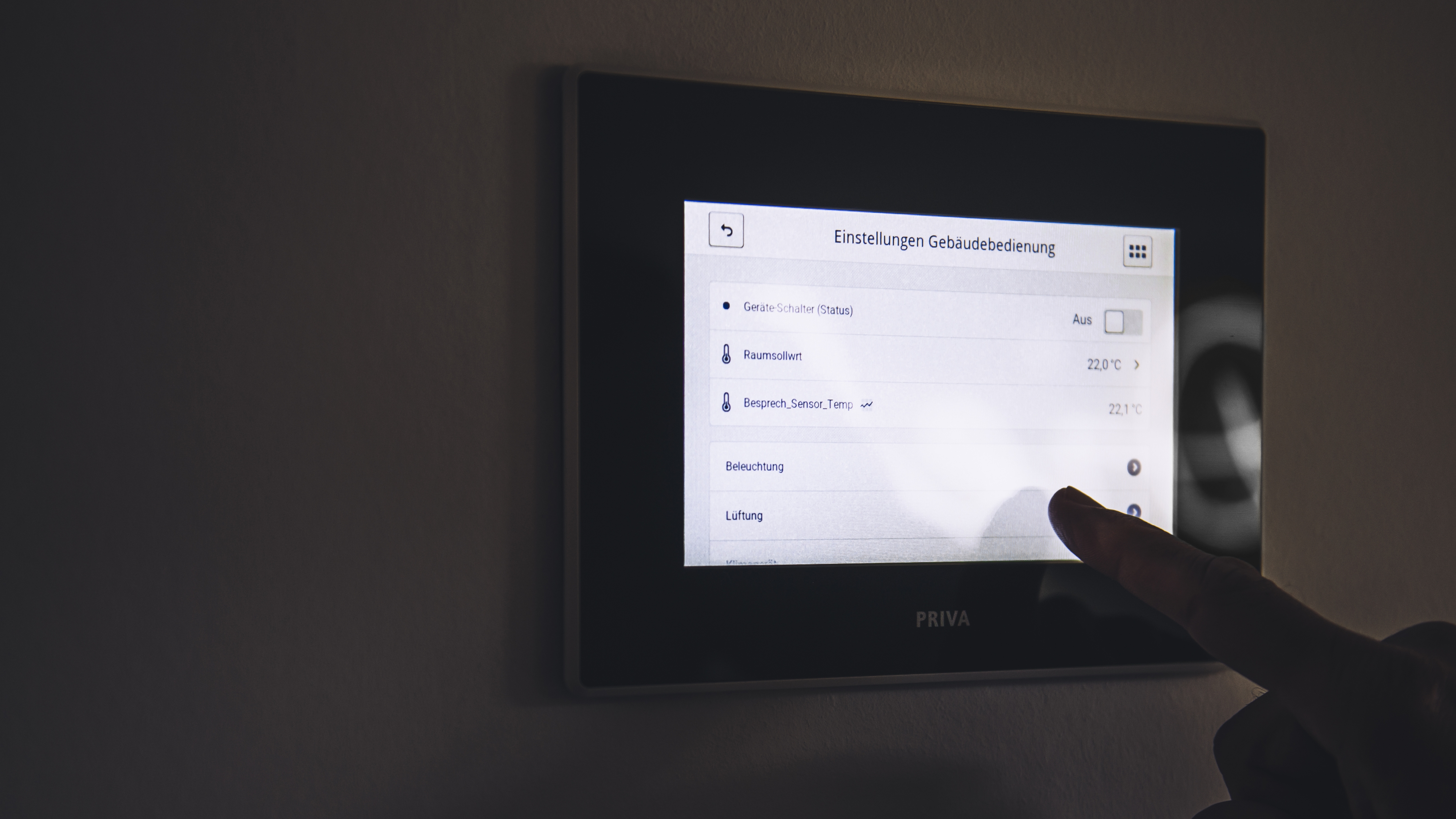 Smart Home: komfortabel wohnen, intelligent sparen, sicher leben Tablet an der Wand mit verschiedenen Anzeigen zu Wohnklima, das von einer Person bedient wird