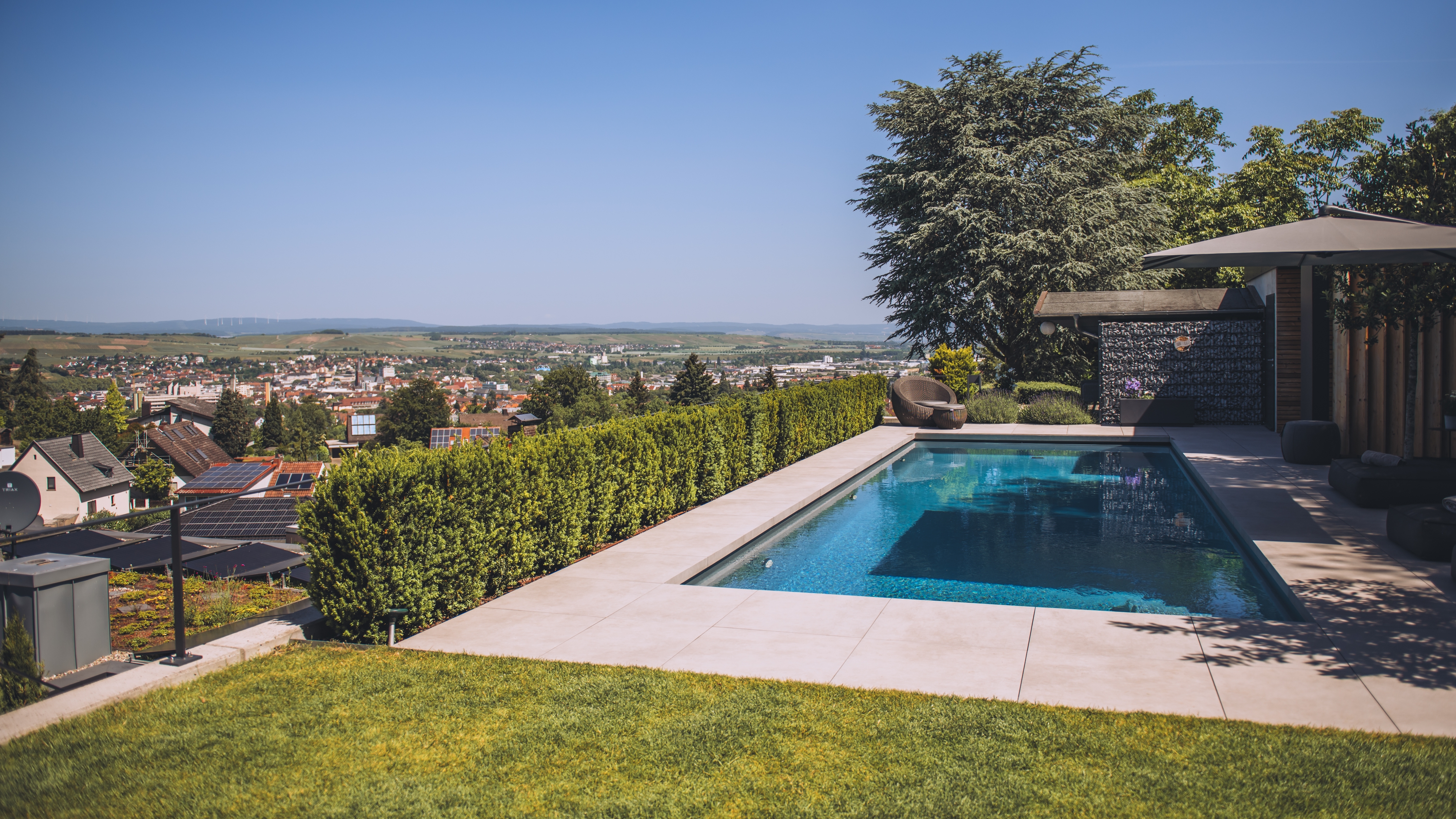 Ihr eigener Pool: individuell geplant, technisch durchdacht, aus einer Hand Privater Swimmingpool in einem Garten mit wunderschöner Aussicht