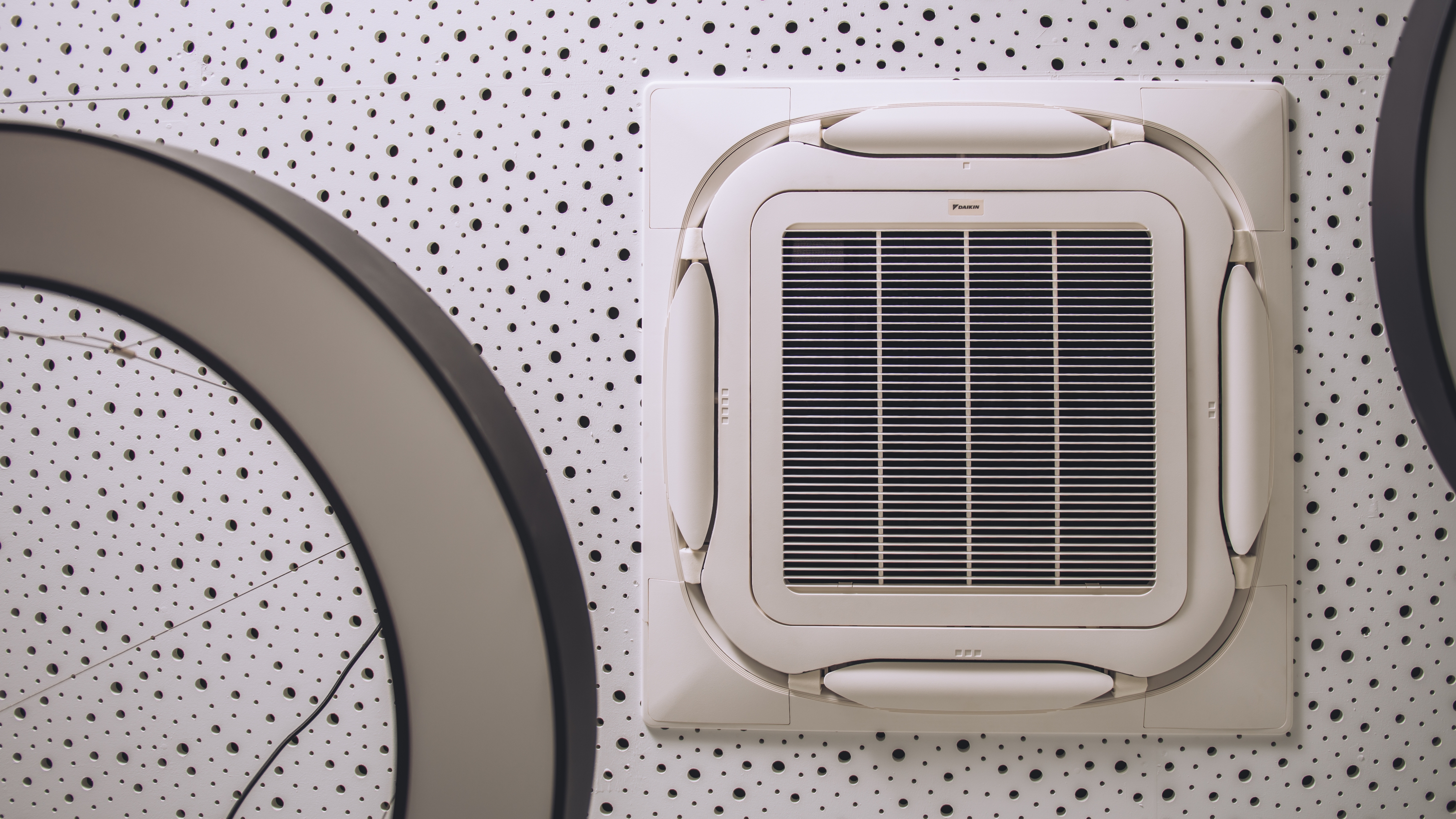 Lüftung und Klima: frische Luft, angenehme Temperaturen, gesundes Wohnklima Deckenkassetten-Klimagerät von Daikin in einer Akustikdecke