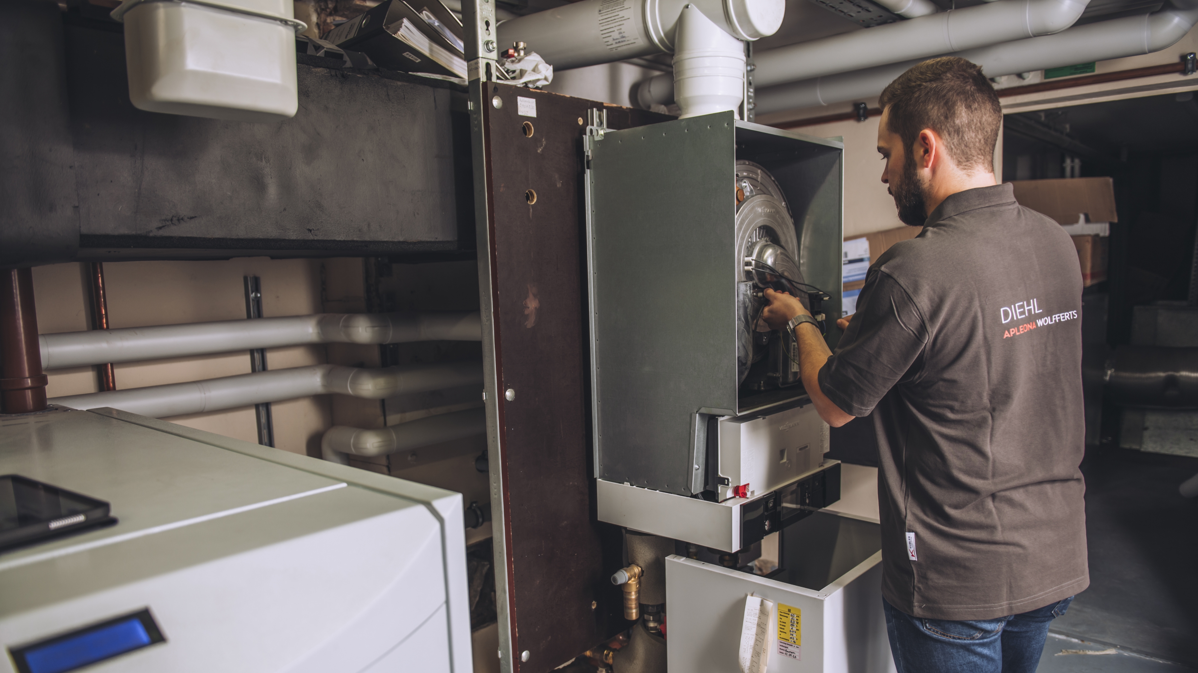 Installateur repariert ein Gerät einer Heizanlage