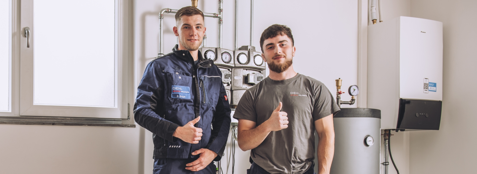 Immer motiviert bei der Arbeit: Zwei Kollegen von DAW Zwei Mitarbeiter von DAW heben den Daumen