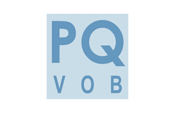 Abzeichen Zertifikat PQ VOB mit blauen Initialen auf hellblauem Hintergrund